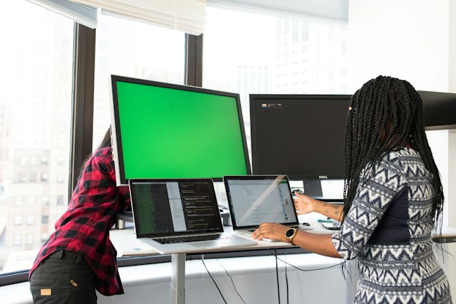 Vrouwen op kantoor met meerdere computers