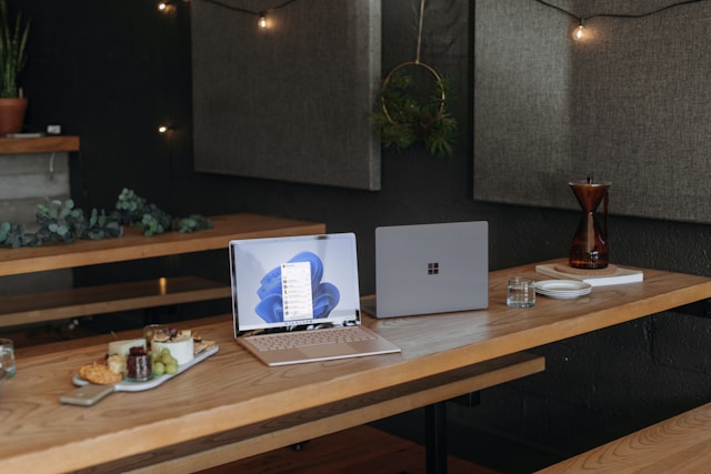 twee windows laptops op tafel